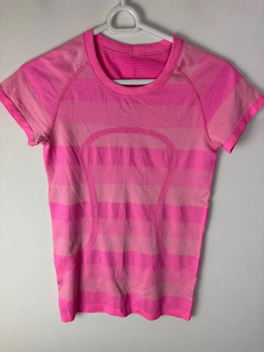 Lululemon T-Shirt - Women's 6